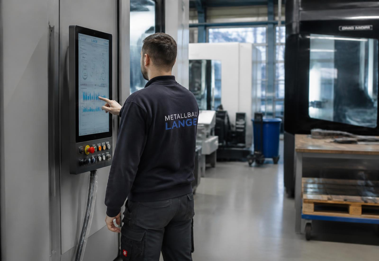 Operater pri industrijskem terminalu v proizvodni hali